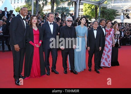 (Von L nach R) Mitglieder der Jury Will Smith, Agnes Jaoui, Paolo Sorrentino, Jury Präsident Pedro Almodovar, Fan Bingbing, Park Chan-wook, Gabriel Yared, Maren Ade und Jessica Chastain ankommen auf dem roten Teppich vor der Vorführung des Films 'Les Fantomes dÕIsmael (Ismael der Geister) während der 70. jährliche Internationale Filmfestspiele von Cannes in Cannes, Frankreich am 17. Mai 2017. Foto von David Silpa/UPI. Stockfoto