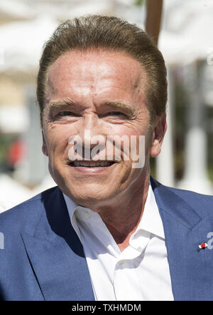 Arnold Schwarzenegger kommt an einem Fotoshooting für den Film "Wunder des Meeres' im Nikki Beach während der 70. jährliche Internationale Filmfestspiele von Cannes in Cannes, Frankreich am 20. Mai 2017. Foto von Sven Hoogerhuis/UPI Stockfoto