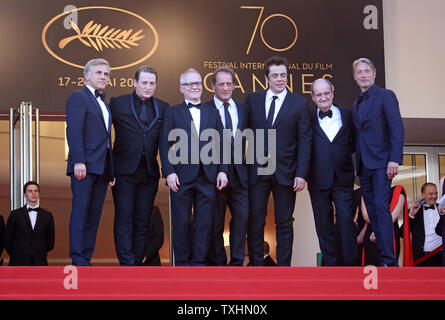 (Von L nach R) Christoph Waltz, Benoit Magimel, Festivalleiter Thierry Fremaux, Vincent Lindon, Benicio del Toro, Festival Präsident Pierre Lescure und Mads Mikkelsen ankommen auf dem roten Teppich Feiern zum 70. Jahrestag des Cannes International Film Festival in Cannes, Frankreich am 23. Mai 2017. Foto von David Silpa/UPI Stockfoto