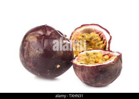 Ganze und Passionsfrucht auf weißem Hintergrund. Passionsfrucht Samen und Zellstoff. Close Up. Platz kopieren Stockfoto