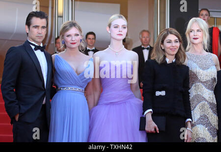 (Von L nach R) Colin Farrell, Kirsten Dunst, Elle Fanning, Sofia Coppola und Nicole Kidman ankommen auf dem roten Teppich vor der Vorführung des Films "Betrogen", die im Rahmen der 70. jährliche Internationale Filmfestspiele von Cannes in Cannes, Frankreich am 24. Mai 2017. Foto von David Silpa/UPI Stockfoto