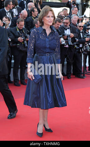 Jacqueline Bisset kommt auf dem roten Teppich vor der Vorführung des Films "Après une histoire vraie (auf einer wahren Geschichte)", die im Rahmen der 70. jährliche Internationale Filmfestspiele von Cannes in Cannes, Frankreich am 27. Mai 2017. Foto von David Silpa/UPI Stockfoto