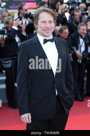 Mathieu Amalric kommt auf dem roten Teppich vor der Vorführung des Films "Après une histoire vraie (auf einer wahren Geschichte)", die im Rahmen der 70. jährliche Internationale Filmfestspiele von Cannes in Cannes, Frankreich am 27. Mai 2017. Foto von David Silpa/UPI Stockfoto