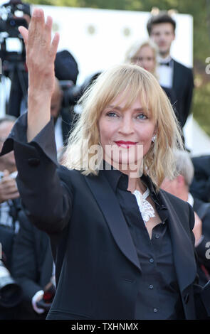 Uma Thurman kommt auf dem roten Teppich vor der Vorführung des Films "Après une histoire vraie (auf einer wahren Geschichte)", die im Rahmen der 70. jährliche Internationale Filmfestspiele von Cannes in Cannes, Frankreich am 27. Mai 2017. Foto von David Silpa/UPI Stockfoto