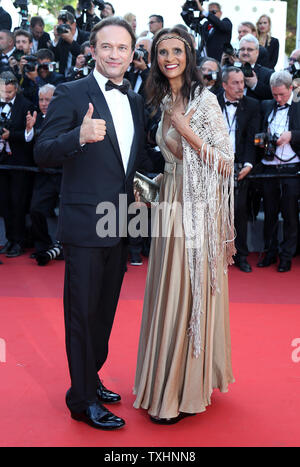 Vincent Perez (L) und Karine Silla ankommen auf dem roten Teppich vor der Vorführung des Films "Après une histoire vraie (auf einer wahren Geschichte)", die im Rahmen der 70. jährliche Internationale Filmfestspiele von Cannes in Cannes, Frankreich am 27. Mai 2017. Foto von David Silpa/UPI Stockfoto