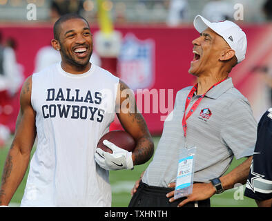 Dallas Cowboy Orlando Scandrick Aktien ein Lachen mit Hall of Fame Coach Tony Dungy vor der Cowboys Spiel gegen die Arizona Cardinals in der Pro Football Hall of Fame Spiel bei Tom Benson Hall of Fame Stadion in Canton OH August 3, 2017. Foto von Aaron Josefczyk/UPI Stockfoto