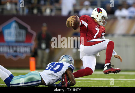 Arizona Cardinals Quarterback Blaine Gabbert ist sacked durch Dallas Cowboys Anthony Brown im ersten Quartal der Pro Football Hall of Fame Spiel bei Tom Benson Hall of Fame Stadion in Canton OH August 3, 2017. Foto von Aaron Josefczyk/UPI Stockfoto
