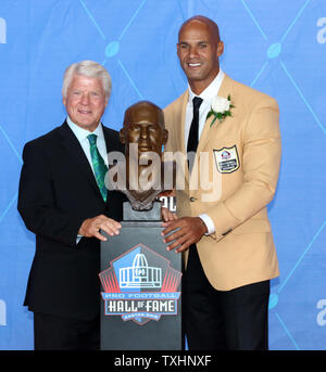 Jason Taylor wirft mit seiner Büste neben ehemaligen Trainer Jimmy Johnson nach in die Pro Football Hall of Fame bei Tom Benson Hall of Fame Stadion in Canton, OH August 5, 2017 eingesetzt werden. Foto von Aaron Josefczyk/UPI Stockfoto