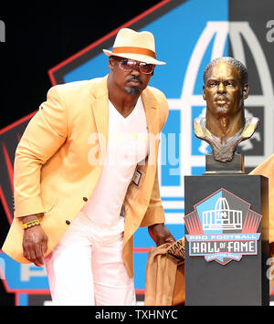 Ehemalige Philadelphia Eagles Spieler Brian Dawkins stellt durch seine Büste während seiner Verankerung in der Pro Football Hall of Fame bei Tom Benson Hall of Fame Stadion in Canton OH August 4, 2018. Foto von Aaron Josefczyk/UPI Stockfoto