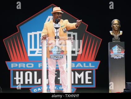 Ehemalige Philadelphia Eagles Spieler Brian Dawkins spricht während seiner Verankerung in der Pro Football Hall of Fame bei Tom Benson Hall of Fame Stadion in Canton OH August 4, 2018. Foto von Aaron Josefczyk/UPI Stockfoto