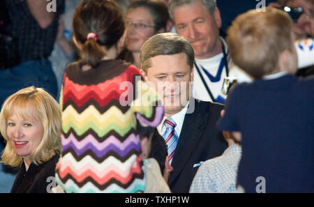 Der Chef der Konservativen Stephen Harper und seine Frau Laureen kommen mit Unterstützer an ihrer Kampagne Hauptsitze nach dem Gewinn der Kanada Bundestagswahl mit einer Minderheit, 23. Januar 2006 zu feiern. (UPI Foto/Heinz Ruckemann) Stockfoto