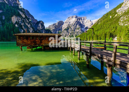 Holz- Haus am See am See auch als Prags Pragser Wildsee in der schönen Berglandschaft bekannt. Erstaunlich Reiseziel Lago di Braies in Dolomiten, Stockfoto