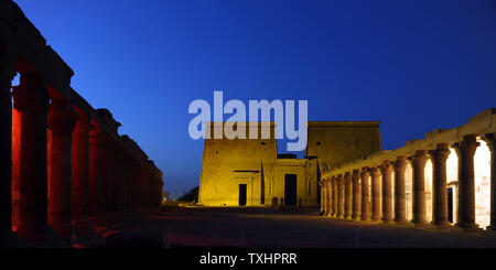 Letzten Sonnenuntergang, die Philae Tempel in der Nähe von Aswan, Ägypten ist während der nächtlichen Leistung der "Sound und Light Show" am 23. Juni 2010 beleuchtet. UPI/Joe Marino Stockfoto