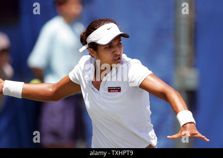 Shikha Uberoi von Indien liefert eine Vorhand auf dem Weg zu einem Qualifikationsspiel über Lindsey Nelson der USA (7-5 4-6 6-2) im Tennis der Acura Klassiker Damen Turnier, Carlsbad, Kalifornien am 30. Juli 2005. Große gesäte Spieler Maria Sharipova und Serena Williams haben aufgrund von Verletzungen zurückgezogen, während Lindsay Davenport und Kim Clijsters konkurrierenden beginnen nächste Woche mit dem Finale am 7. August 2005. (UPI Foto/Tom Theobald) Stockfoto