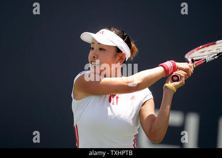 Aiko Nakamura von Japan gewinnt über Meilen Tu aus den USA (6-1 6-1) in einem ersten Tag Qualifikationsspiel am Tennis der Acura Klassiker Damen Turnier in Carlsbad, Kalifornien am 30. Juli 2005. Große gesäte Spieler Maria Sharipova und Serena Williams haben aufgrund von Verletzungen zurückgezogen, während Lindsay Davenport und Kim Clijsters konkurrierenden beginnen nächste Woche mit dem Finale am 7. August 2005. (UPI Foto/Tom Theobald) Stockfoto