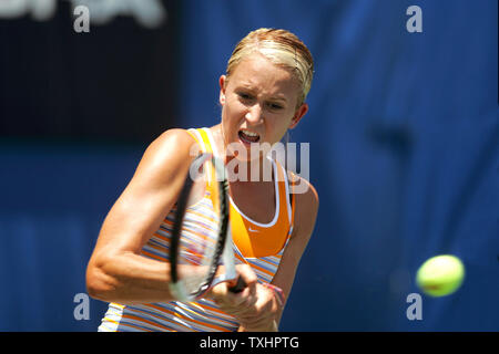 Lindsey Nelson der USA wieder Shikha Uberoi von Indien in einem ersten Tag Qualifikationsspiel am Tennis der Acura Klassiker Damen Turnier, Carlsbad, Kalifornien am 30. Juli 2005. Große gesäte Spieler Maria Sharipova und Serena Williams haben aufgrund von Verletzungen zurückgezogen, während Lindsay Davenport und Kim Clijsters konkurrierenden beginnen nächste Woche mit dem Finale am 7. August 2005. (UPI Foto/Tom Theobald) Stockfoto