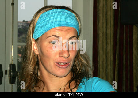 Svetlana Kuznetsova von Russland, 2004 US Open Singles Meister und 4. auf der WTA-Tour geordnet, lächelt während der Interviews auf Medien Tag im Acura Klassiker Damen Tennis Turnier, Carlsbad, Kalifornien, USA, August 01, 2005. Große gesäte Spieler Maria Sharapova und Serena Williams haben aufgrund von Verletzungen zurückgezogen. Während Kuznetsova, Lindsay Davenport und Kim Clijsters beginnen konkurrieren diese Woche mit dem Finale am 7. August 2005. (UPI Foto/Tom Theobald) Stockfoto