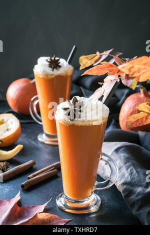 Frische pumpkin Spice Smoothie oder Saft auf Dunkel. Herbst, Herbst oder Winter, heiße Getränke auf dunklen schwarzen Hintergrund. Gemütliche gesundes Getränk. Close Up. Thanksgivin Stockfoto