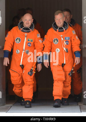 Commander Steven Lindsey (R) und Pilot Mark Kelly (L) führen ihre Mannschaft aus den Operationen und Kasse Gebäude an Bord des NASA Astro-van en route zum Space Shuttle Discovery zur Mission STS-121 in Cape Canaveral, Florida am 1. Juli 2006. (UPI Foto/Pat Benic) Stockfoto