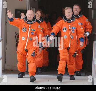 Commander Steven Lindsey (R) und Pilot Mark Kelly (L) führen Mission Spezialisten Lisa Nowak (2. Zeile, L), Michael Fossum (2. Zeile, R). plus Stephanie Wilson, Piers Sellers und Thomas Reiter aus den Operationen und Kasse Gebäude an Bord des NASA Astro-van en route zum Space Shuttle Discovery zur Mission STS-121 in Cape Canaveral, Florida am 1. Juli 2006. (UPI Foto/Pat Benic) Stockfoto