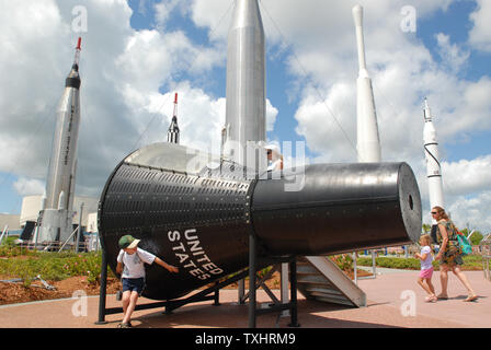 Touristen prüfen ein Gemini Space Fahrzeug bei der Rakete Garten im Kennedy Space Center das Besucherzentrum am 3. Juli 2006. Die Raketen werden aus den frühen Tagen des US-Raumfahrtprogramms. Das Space Shuttle Discovery Start muss mindestens dem 4. Juli 2006 verschoben. (UPI Foto/Pat Benic) Stockfoto