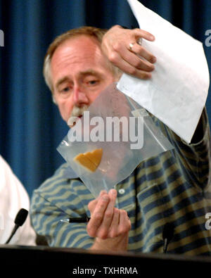 Bill Gerstenmaier, Associate Administrator von Space Operations bei der NASA zeigt die tatsächlichen Schaum, der sich aus dem Space Shuttle Discovery im externen Tanks während der Pressekonferenz brach im Kennedy Space Center in Cape Canaveral, Florida am 3. Juli 2006. Er verkünden, dass der Start von STS-121 auf, wie für den 4. Juli 2006 geplant. (UPI Foto/Pat Benic) Stockfoto