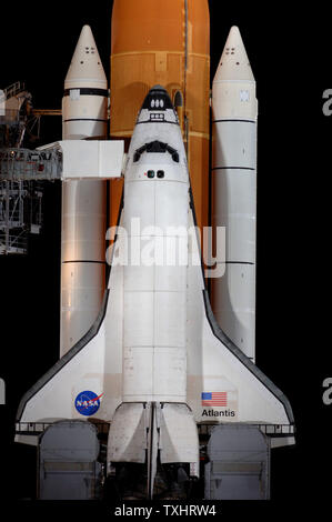 Das Space Shuttle Atlantis befindet sich für den Start bei Sonnenuntergang am Kennedy Space Center in Florida am 5. September 2006 bereit. Atlantis ist bereit für den Start der Mission STS-115, eine Mission zur Internationalen Raumstation, am 6. September, Wetter und mechanische Funktionen zulässt. (UPI Foto/Roger L. Wollenberg) Stockfoto