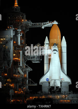 Das Space Shuttle Atlantis befindet sich für den Start bei Sonnenuntergang am Kennedy Space Center in Florida am 5. September 2006 bereit. Atlantis ist bereit für den Start der Mission STS-115, eine Mission zur Internationalen Raumstation, am 6. September, Wetter und mechanische Funktionen zulässt. (UPI Foto/Roger L. Wollenberg) Stockfoto