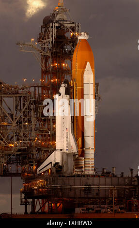 Das Space Shuttle Atlantis befindet sich für den Start bei Sonnenuntergang am Kennedy Space Center in Florida am 5. September 2006 bereit. Atlantis ist bereit für den Start der Mission STS-115, eine Mission zur Internationalen Raumstation, am 6. September, Wetter und mechanische Funktionen zulässt. (UPI Foto/Roger L. Wollenberg) Stockfoto