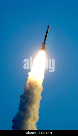 Eine NASA-Delta2-Rakete startet bei 7:34 morgens von der Cape Canaveral Air Force Station in Florida am 27. September 2007. Die Rakete ist die Dämmerung Satelliten für die NASA, die sich auf acht Jahre Mission in Rendezvous mit, Orbit und Asteroiden erkunden. Dawn, die von einem Ionentriebwerk angetrieben, um das Raumfahrzeug auf seine primären Ziele zu beschleunigen; der Asteroid Vesta und den Zwergplaneten Ceres. (UPI Foto/Joe Marino-Bill Cantrell) Stockfoto