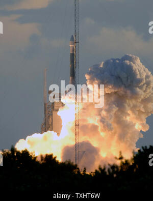 Eine NASA-Delta2-Rakete startet bei 7:34 morgens von der Cape Canaveral Air Force Station in Florida am 27. September 2007. Die Rakete ist die Dämmerung Satelliten für die NASA, die sich auf acht Jahre Mission in Rendezvous mit, Orbit und Asteroiden erkunden. Dawn, die von einem Ionentriebwerk angetrieben, um das Raumfahrzeug auf seine primären Ziele zu beschleunigen; der Asteroid Vesta und den Zwergplaneten Ceres. (UPI Foto/Joe Marino-Bill Cantrell) Stockfoto