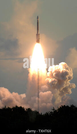 Eine NASA-Delta2-Rakete startet bei 7:34 morgens von der Cape Canaveral Air Force Station in Florida am 27. September 2007. Die Rakete ist die Dämmerung Satelliten für die NASA, die sich auf acht Jahre Mission in Rendezvous mit, Orbit und Asteroiden erkunden. Dawn, die von einem Ionentriebwerk angetrieben, um das Raumfahrzeug auf seine primären Ziele zu beschleunigen; der Asteroid Vesta und den Zwergplaneten Ceres. (UPI Foto/Joe Marino-Bill Cantrell) Stockfoto