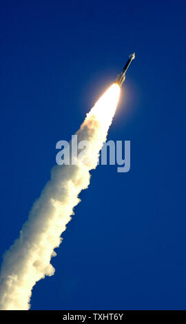 Eine NASA-Delta2-Rakete startet bei 7:34 morgens von der Cape Canaveral Air Force Station in Florida am 27. September 2007. Die Rakete ist die Dämmerung Satelliten für die NASA, die sich auf acht Jahre Mission in Rendezvous mit, Orbit und Asteroiden erkunden. Dawn, die von einem Ionentriebwerk angetrieben, um das Raumfahrzeug auf seine primären Ziele zu beschleunigen; der Asteroid Vesta und den Zwergplaneten Ceres. (UPI Foto/Joe Marino-Bill Cantrell) Stockfoto