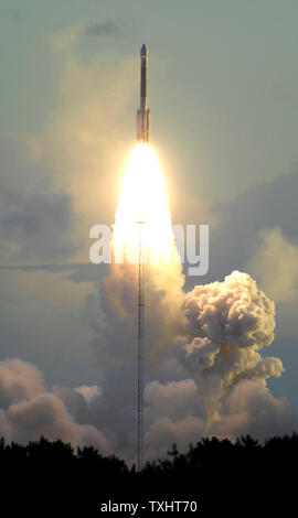 Eine NASA-Delta2-Rakete startet bei 7:34 morgens von der Cape Canaveral Air Force Station in Florida am 27. September 2007. Die Rakete ist die Dämmerung Satelliten für die NASA, die sich auf acht Jahre Mission in Rendezvous mit, Orbit und Asteroiden erkunden. Dawn, die von einem Ionentriebwerk angetrieben, um das Raumfahrzeug auf seine primären Ziele zu beschleunigen; der Asteroid Vesta und den Zwergplaneten Ceres. (UPI Foto/Joe Marino-Bill Cantrell) Stockfoto