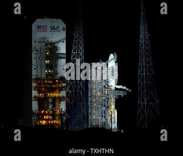 United Launch Alliance Delta IV-Rakete steht auf Komplexe 37 am Cape Canaveral Air Force Station nach dem Beschluss der Einführung am 3. Dezember 2009 zu verschieben. Launch Manager an der 45th Space Wing Schrubbte die Einführung aufgrund der oberen Ebene Winde, Wolken und eine problematische Hardware Problem. Start der Delta IV-Rakete ist für den 4. Dezember verschoben. Der Booster wird das dritte Wideband Global SATCOM Raumfahrzeug zu Orbit tragen irgendwann um 7:22 Uhr. Einmal in Betrieb, das US-Militär und die alliierten Streitkräfte auf der ganzen Welt dienen. Stockfoto