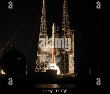 Die United Launch Alliance Delta 4 von Space Launch Complex 37B bei 8 Start: 47:00 Uhr Dezember 5,2009 der Cape Canaveral Air Force Station in Florida. die Rakete durch vier Solid Rocket Booster versorgt das dritte Wideband Global SATCOM Raumfahrzeuge Satelliten die U.S.military Kräfte zu dienen bereitstellen werden. UPI/Joe Marino-Bill Cantrell Stockfoto