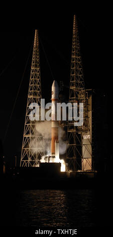 Die United Launch Alliance Delta 4 von Space Launch Complex 37B bei 8 Start: 47:00 Uhr Dezember 5,2009 der Cape Canaveral Air Force Station in Florida. die Rakete durch vier Solid Rocket Booster versorgt das dritte Wideband Global SATCOM Raumfahrzeuge Satelliten die U.S.military Kräfte zu dienen bereitstellen werden. UPI/Joe Marino-Bill Cantrell Stockfoto