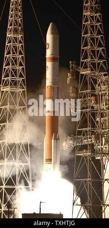 Die United Launch Alliance Delta 4 von Space Launch Complex 37B bei 8 Start: 47:00 Uhr Dezember 5,2009 der Cape Canaveral Air Force Station in Florida. die Rakete durch vier Solid Rocket Booster versorgt das dritte Wideband Global SATCOM Raumfahrzeuge Satelliten die U.S.military Kräfte zu dienen bereitstellen werden. UPI/Joe Marino-Bill Cantrell Stockfoto