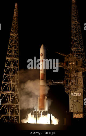 Die United Launch Alliance Delta 4 von Space Launch Complex 37B bei 8 Start: 47:00 Uhr Dezember 5,2009 der Cape Canaveral Air Force Station in Florida. die Rakete durch vier Solid Rocket Booster versorgt das dritte Wideband Global SATCOM Raumfahrzeuge Satelliten die U.S.military Kräfte zu dienen bereitstellen werden. UPI/Joe Marino-Bill Cantrell Stockfoto