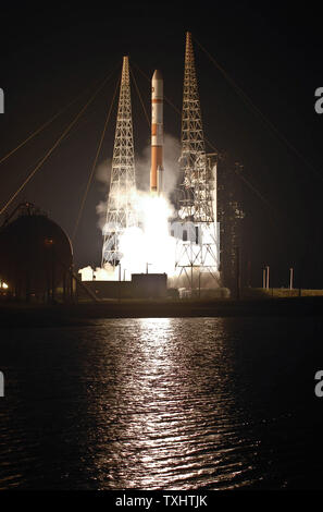 Die United Launch Alliance Delta 4 von Space Launch Complex 37B bei 8 Start: 47:00 Uhr Dezember 5,2009 der Cape Canaveral Air Force Station in Florida. die Rakete durch vier Solid Rocket Booster versorgt das dritte Wideband Global SATCOM Raumfahrzeuge Satelliten die U.S.military Kräfte zu dienen bereitstellen werden. UPI/Joe Marino-Bill Cantrell Stockfoto