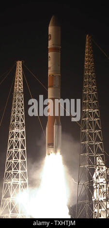 Die United Launch Alliance Delta 4 von Space Launch Complex 37B bei 8 Start: 47:00 Uhr Dezember 5,2009 der Cape Canaveral Air Force Station in Florida. die Rakete durch vier Solid Rocket Booster versorgt das dritte Wideband Global SATCOM Raumfahrzeuge Satelliten die U.S.military Kräfte zu dienen bereitstellen werden. UPI/Joe Marino-Bill Cantrell Stockfoto