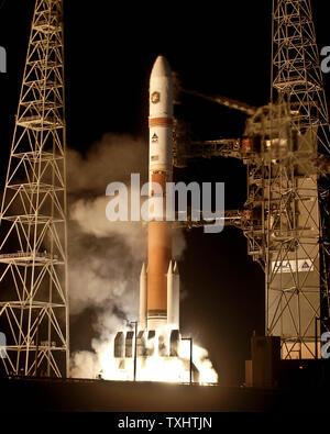 Die United Launch Alliance Delta 4 von Space Launch Complex 37B bei 8 Start: 47:00 Uhr Dezember 5,2009 der Cape Canaveral Air Force Station in Florida. die Rakete durch vier Solid Rocket Booster versorgt das dritte Wideband Global SATCOM Raumfahrzeuge Satelliten die U.S.military Kräfte zu dienen bereitstellen werden. UPI/Joe Marino-Bill Cantrell Stockfoto