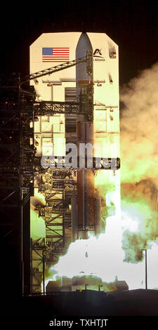 Die United Launch Alliance Delta 4 von Space Launch Complex 37B bei 8 Start: 47:00 Uhr Dezember 5,2009 der Cape Canaveral Air Force Station in Florida. die Rakete durch vier Solid Rocket Booster versorgt das dritte Wideband Global SATCOM Raumfahrzeuge Satelliten die U.S.military Kräfte zu dienen bereitstellen werden. UPI/Joe Marino-Bill Cantrell Stockfoto