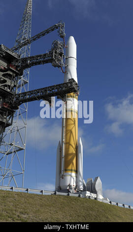 United Launch Alliance Delta IV-Rakete steht auf Komplexe 37 am Cape Canaveral Air Force Station am 4. März 2010. Die Rakete ist für eine Stunde öffnen Fenster um 6 Start: 17:00 Uhr am Abend, die Förderung einer geht Wettersatelliten für die NASA UPI/Joe Marino-Bill Cantrell Stockfoto