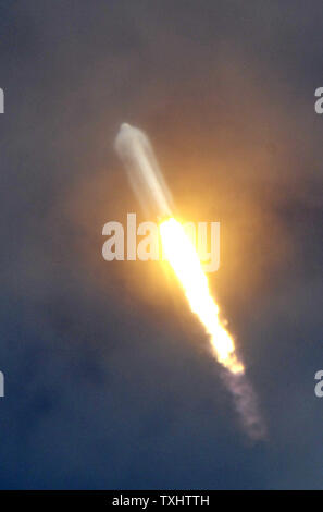 SpaceX mit der neuesten Generation von Fahrzeugen, die Falcon 9 Rakete, hebt ab Auf seiner konstituierenden test Flug um 2:45 Uhr von Komplexen 40 an der Cape Canaveral Air Force Station in Florida am 4. Juni 2010. SpaceX Pläne für die Falcon 9 Das arbeitspferd zu werden für die NASA auf bemannte und unbemannte Programme zur Internationalen Raumstation. SpaceX war ein 1,6 Milliarden $ Vertrag NASA mit zwölf unbemannten cargo Versorgung Missionen zur Verfügung zu stellen. Es hofft, NASA, um auch mit bemannten Flug Fähigkeit 2015 unterstützen folgende Präsident Obamas Richtung das Programm in den Händen von kommerziellen Anbietern zu platzieren Stockfoto