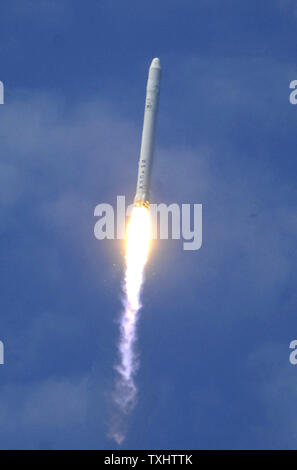 SpaceX mit der neuesten Generation von Fahrzeugen, die Falcon 9 Rakete, hebt ab Auf seiner konstituierenden test Flug um 2:45 Uhr von Komplexen 40 an der Cape Canaveral Air Force Station in Florida am 4. Juni 2010. SpaceX Pläne für die Falcon 9 Das arbeitspferd zu werden für die NASA auf bemannte und unbemannte Programme zur Internationalen Raumstation. SpaceX war ein 1,6 Milliarden $ Vertrag NASA mit zwölf unbemannten cargo Versorgung Missionen zur Verfügung zu stellen. Es hofft, NASA, um auch mit bemannten Flug Fähigkeit 2015 unterstützen folgende Präsident Obamas Richtung das Programm in den Händen von kommerziellen Anbietern zu platzieren Stockfoto