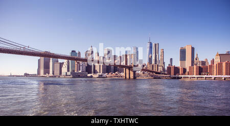 Berühmte Skyline von Downtown New York City, Brooklin Bridge und Manhattan mit Wolkenkratzern über den East River panorama beleuchtet. New York, USA Stockfoto