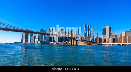 Berühmte Skyline von Downtown New York City, Brooklin Bridge und Manhattan mit Wolkenkratzern über den East River panorama beleuchtet. New York, USA Stockfoto
