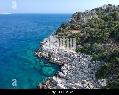 Einen Blick auf die felsige Küste entlang der Lykischen Weg auf den türkisblauen Küste, Türkei Stockfoto