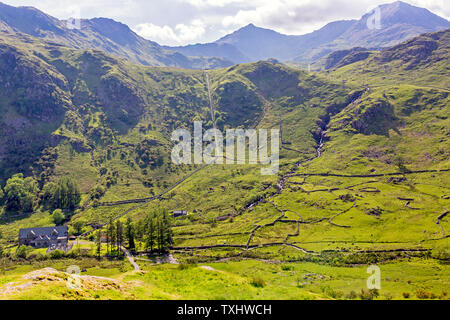 Der Cwm Dyli Hydro Electric power station in der Nant Gwynant Tal, Snowdonia National Park, Gwynedd, Wales, Großbritannien Stockfoto